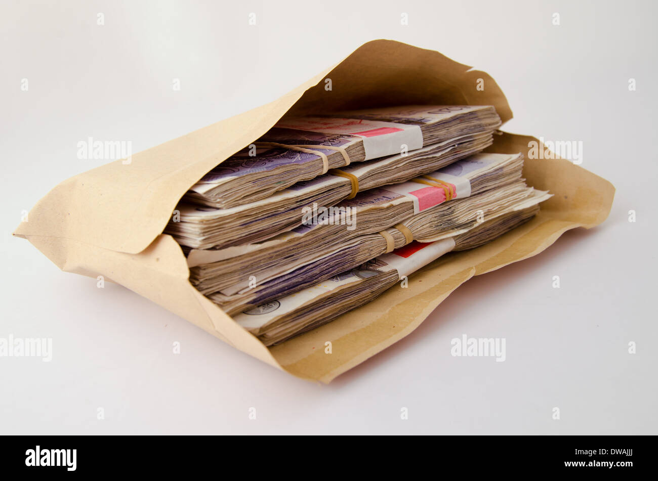 Di mazzette di banconote in una busta di carta Foto Stock