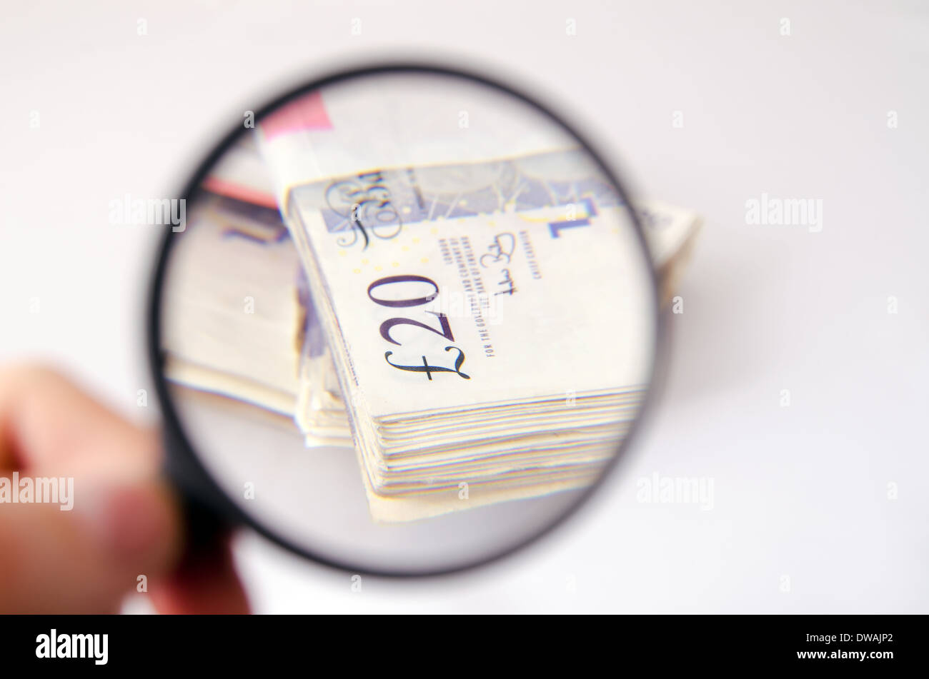 Venti Pound note visto attraverso una lente di ingrandimento Foto Stock