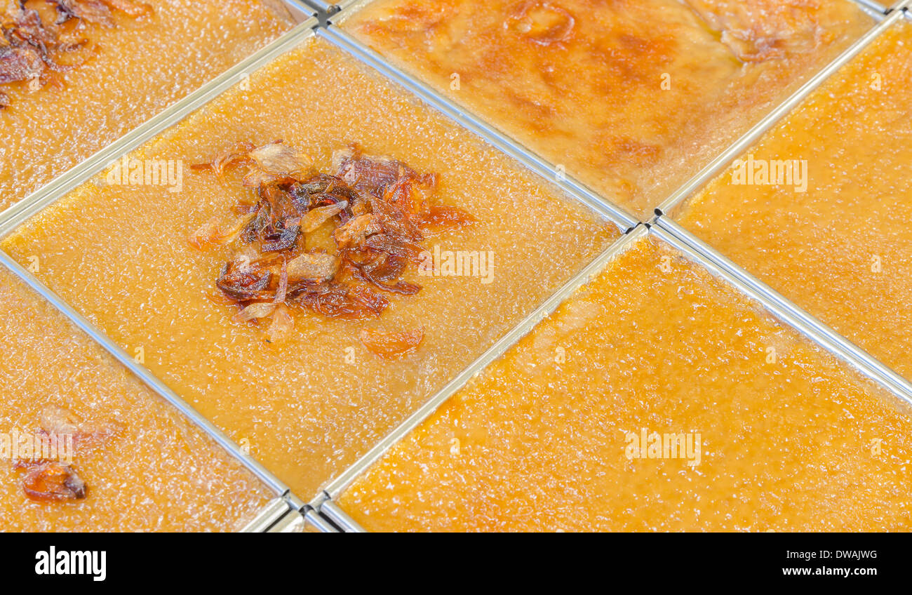 Mung Bean Thai crema Dessert Ricetta (Khanom Maw Kaeng) vendere al mercato dei prodotti freschi la mattina Foto Stock