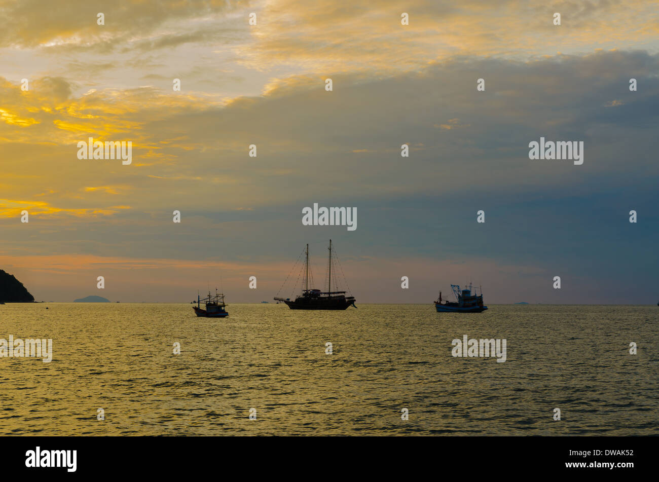 Barca da pesca di ancoraggio molo vicino nel tempo al tramonto Foto Stock