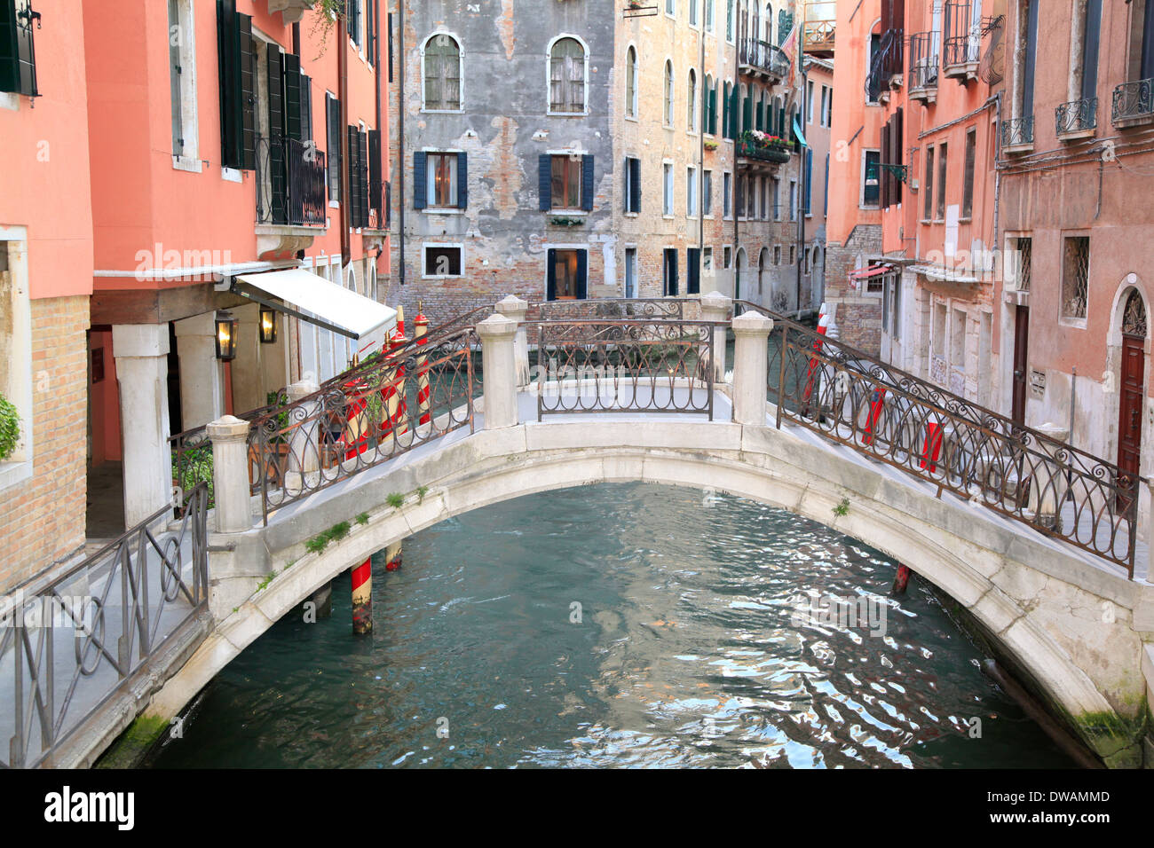 Ponte e canale di Venezia, Italia Foto Stock