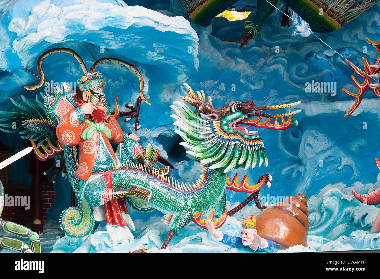 SINGAPORE - 1 febbraio 2014: Nettuno drago di equitazione in Otto Immortali invadendo il Nettuno Palace Diorama alla Haw Par Villa Foto Stock