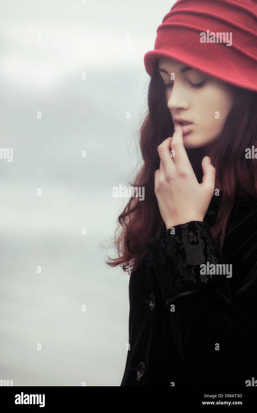 Ritratto di una giovane e bella donna con Red Hat Foto Stock