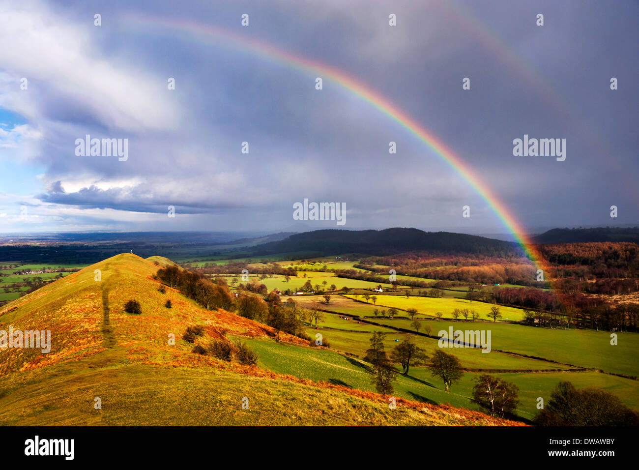 Rainbow dopo temporale sopra il Lawley hill, Church Stretton, Shropshire, Regno Unito Foto Stock