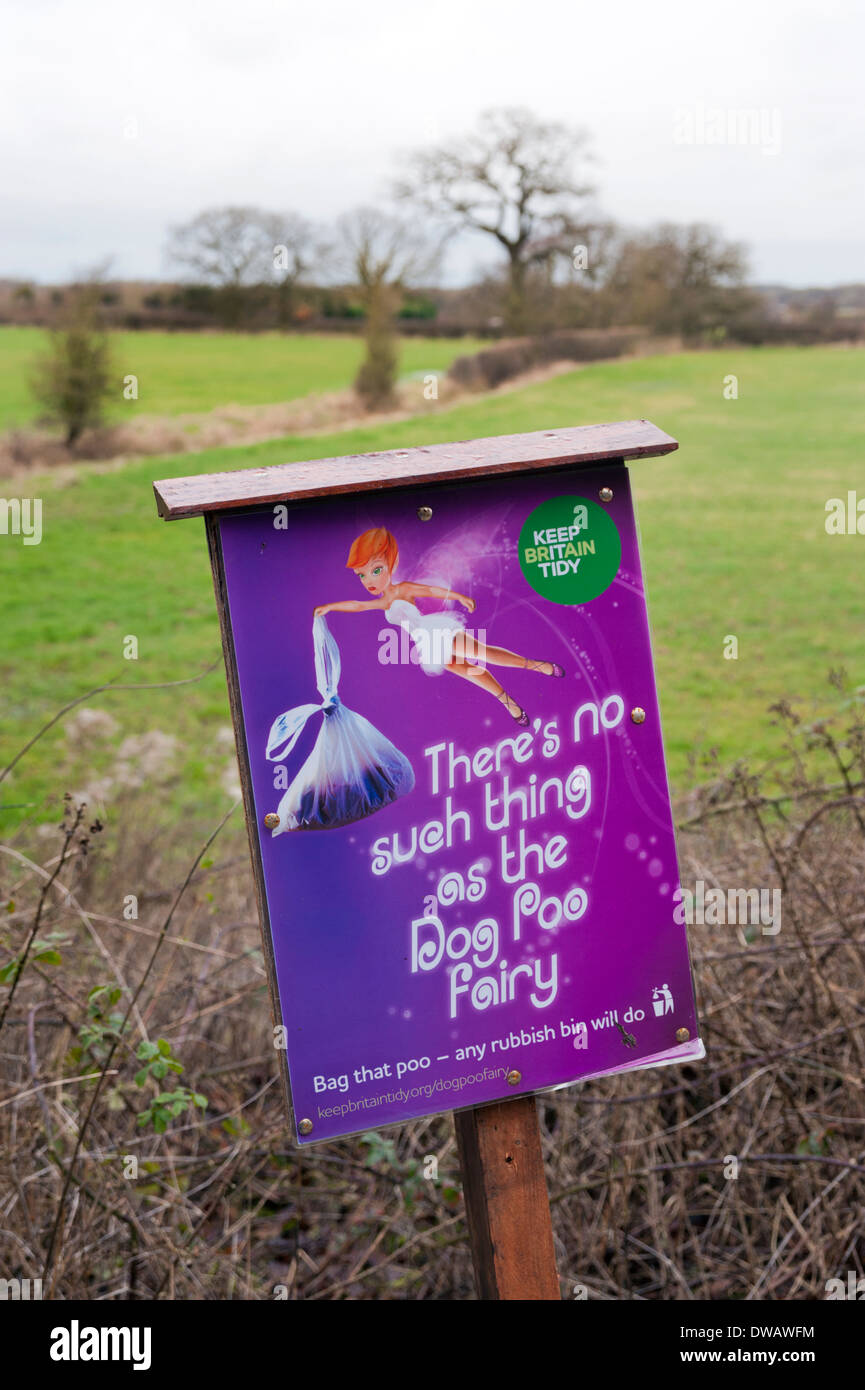 Anti-fouling cane segno su Sustrans Route 55 ciclo e equitazione via, Gnosall, Staffordshire, Regno Unito Foto Stock