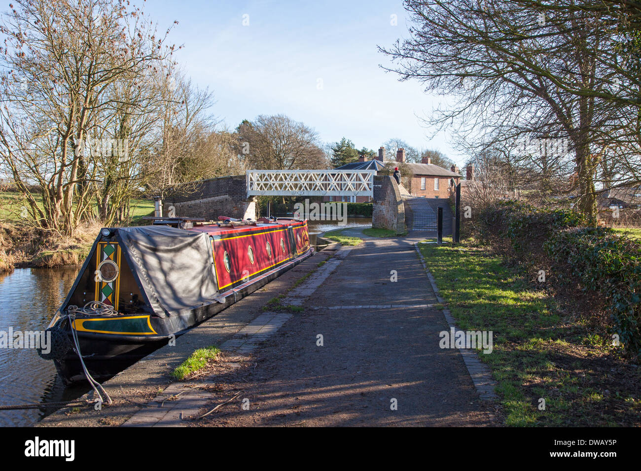 Una chiatta o stretta imbarcazione attraccata fino vicino al molo sul Shropshire Union Canal a Ellesmere Shropshire England Regno Unito Foto Stock