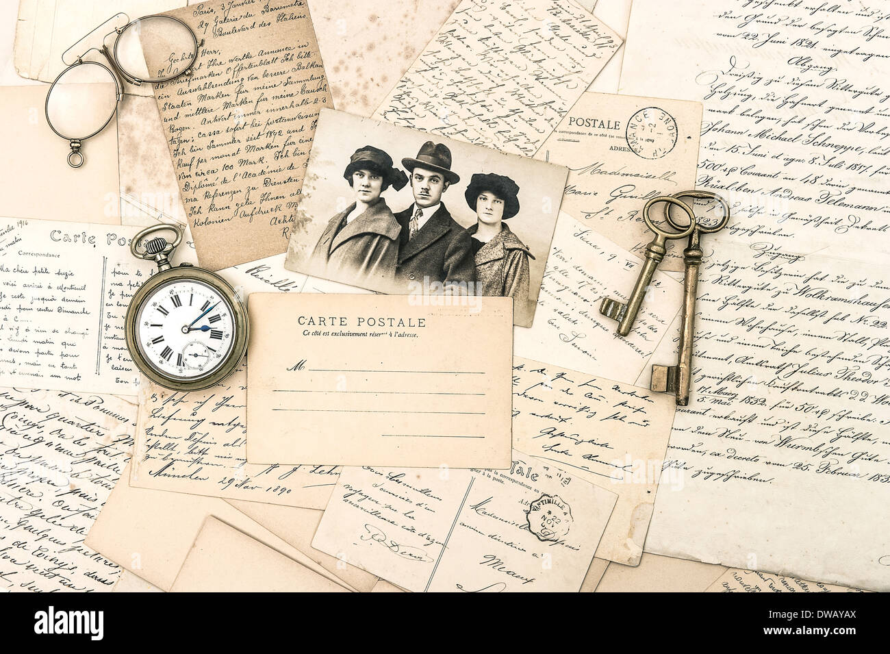 Vecchia lettere e cartoline, antichi e accessori foto. nostalgico sfondo sentimentale. ephemera Foto Stock
