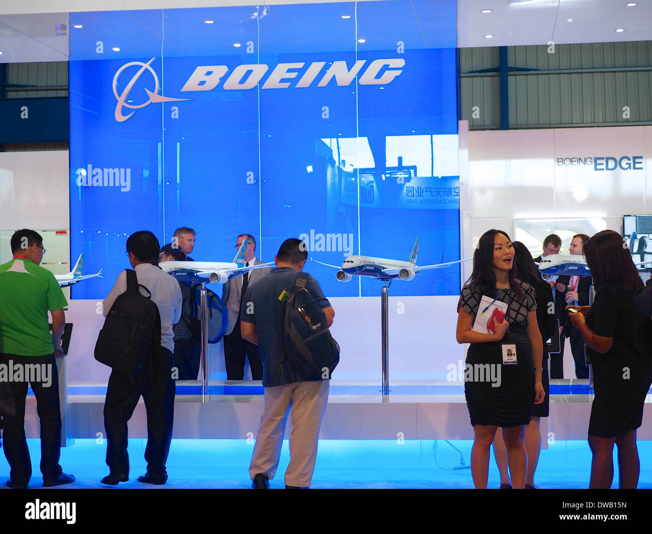 Visitatori professionali presso la Boeing stand durante il 2014 Singapore Airshow Foto Stock