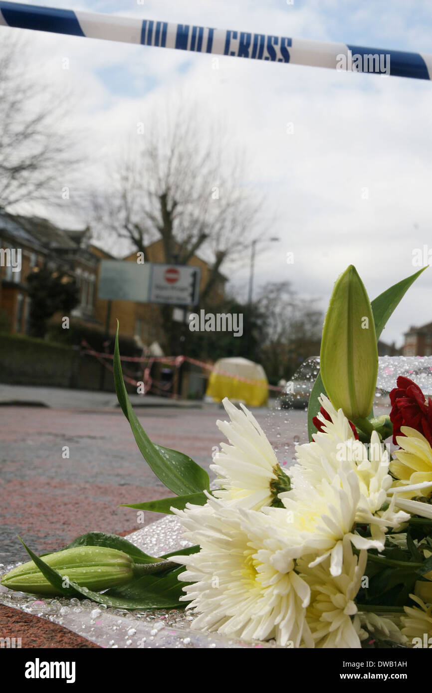 Fiore di cui alla scena di 17 anno vecchio vittima pugnalato a morte vicino Mannor Park North London Foto Stock