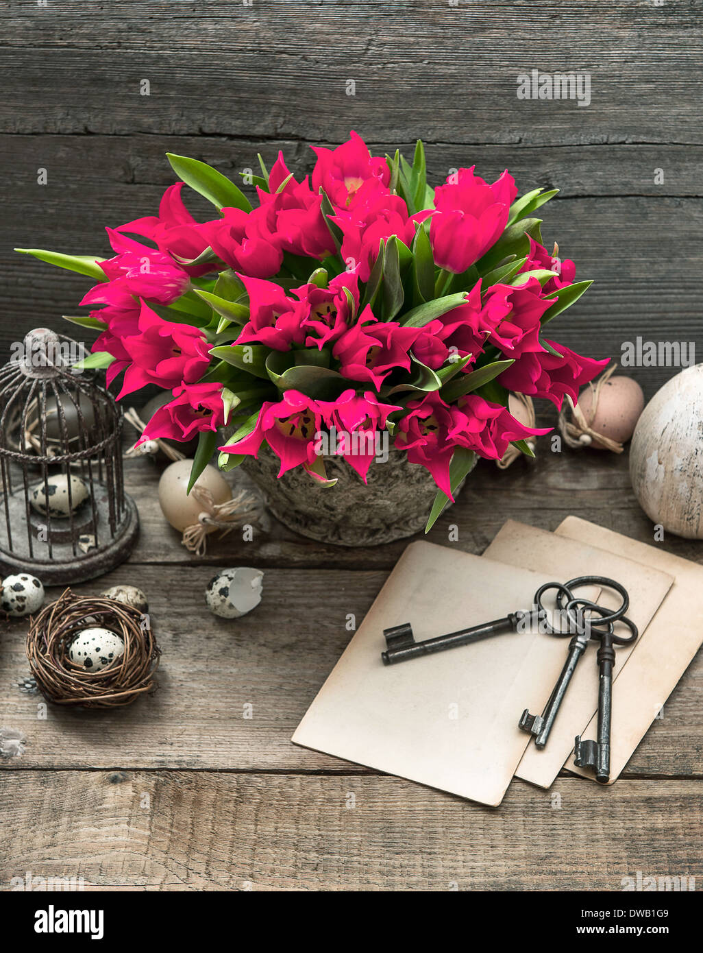 Decorazione di pasqua con gabbia vintage, uova e rosa tulip fiori. in stile country home interno Foto Stock