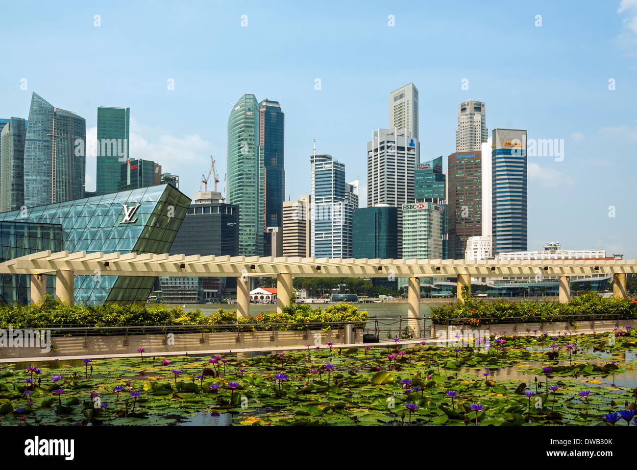 Lo skyline di Singapore visto da the Waterside Promenade, Marina Bay Sands Foto Stock