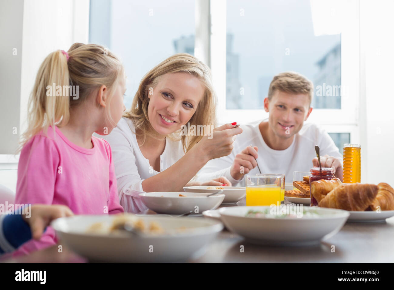 La famiglia felice con bambini con la colazione a tavola Foto Stock