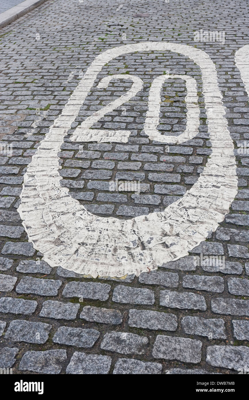 Numero 20 dipinta su strada di ciottoli in Londra, Regno Unito Foto Stock