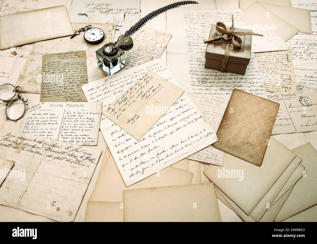 Vecchio lettere, cartoline d'epoca e antichi giù penna. nostalgico sfondo sentimentale Foto Stock