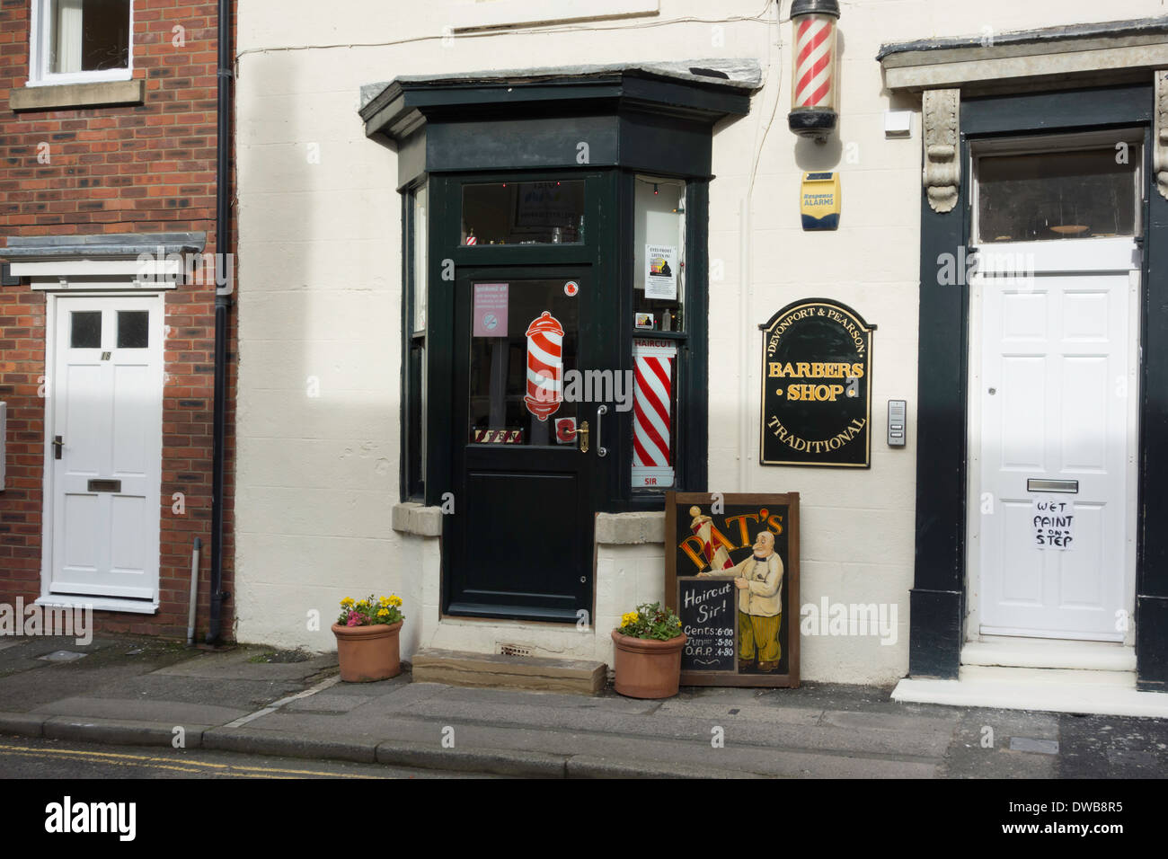 Small business un negozio da barbiere in Guisborough Cleveland, Regno Unito Foto Stock