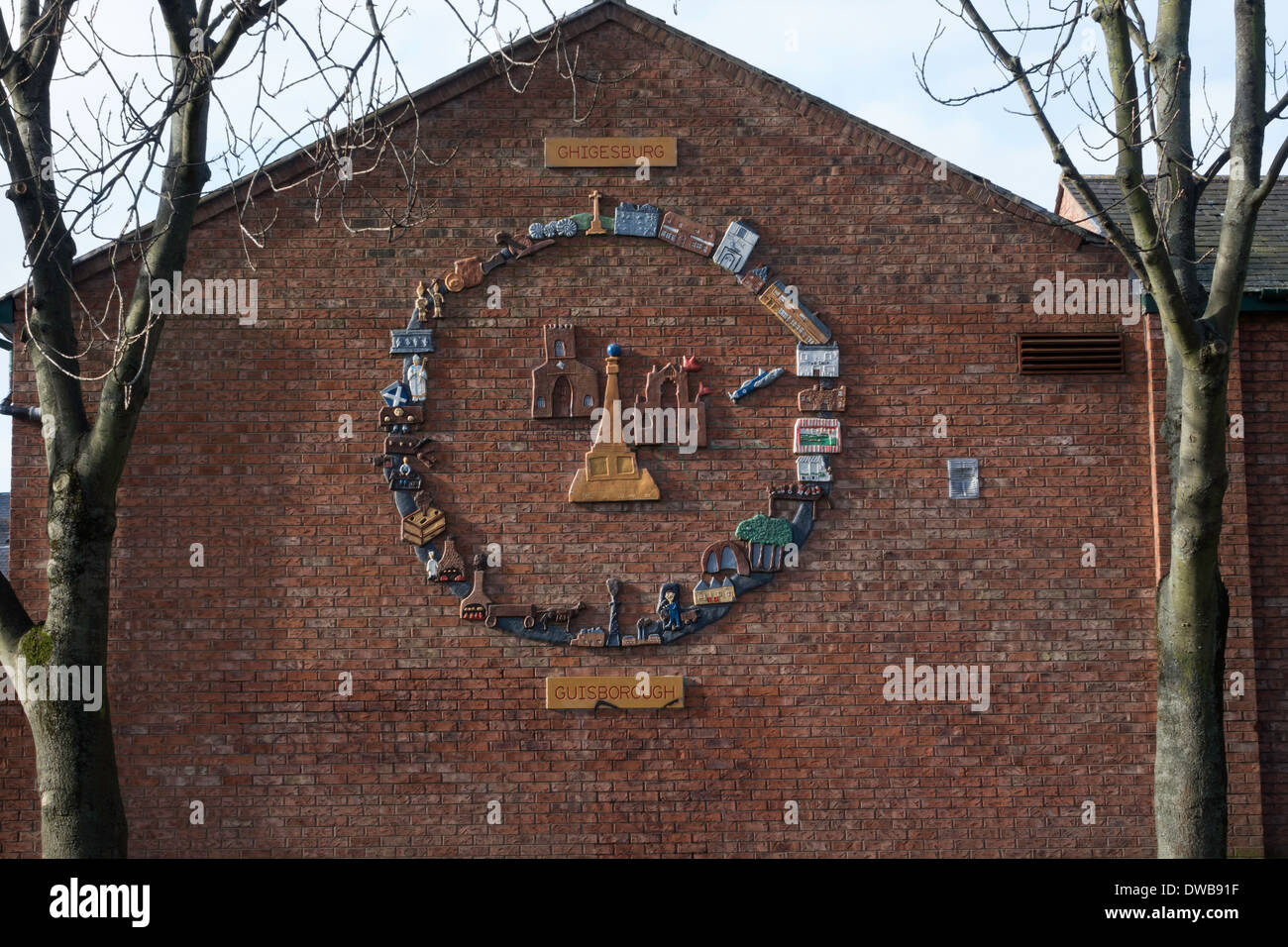 Murale su una parete in Piazza Bakehouse Guisborough, raffiguranti eventi storici della città. Foto Stock