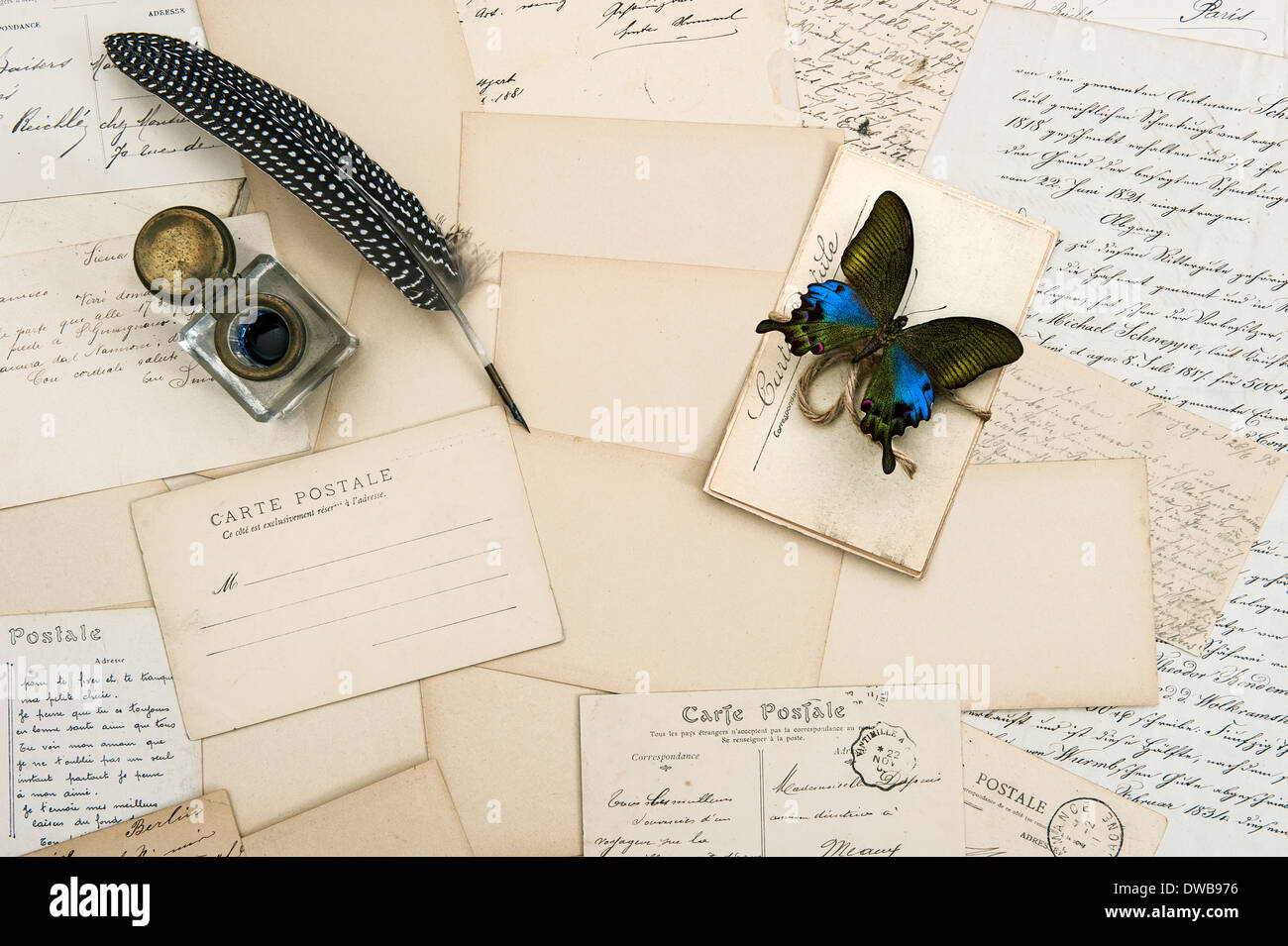 Vecchio lettere, handwritings, cartoline d'epoca e antichi giù penna. nostalgico sfondo sentimentale con farfalla Foto Stock