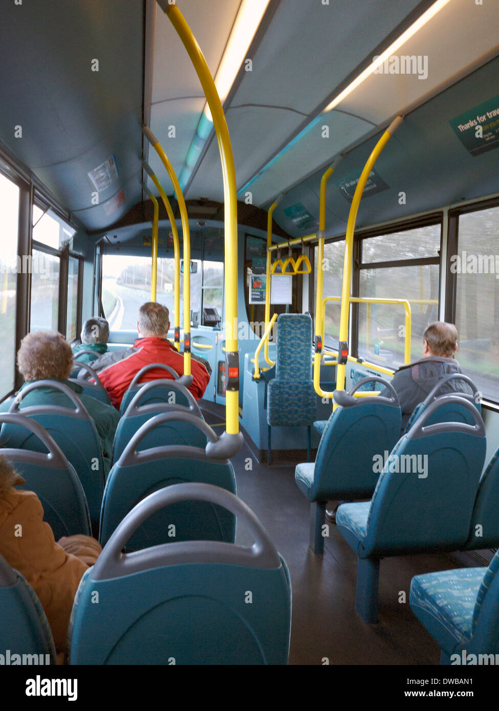 I passeggeri a bordo di autobus arriva nel Cheshire Regno Unito Foto Stock