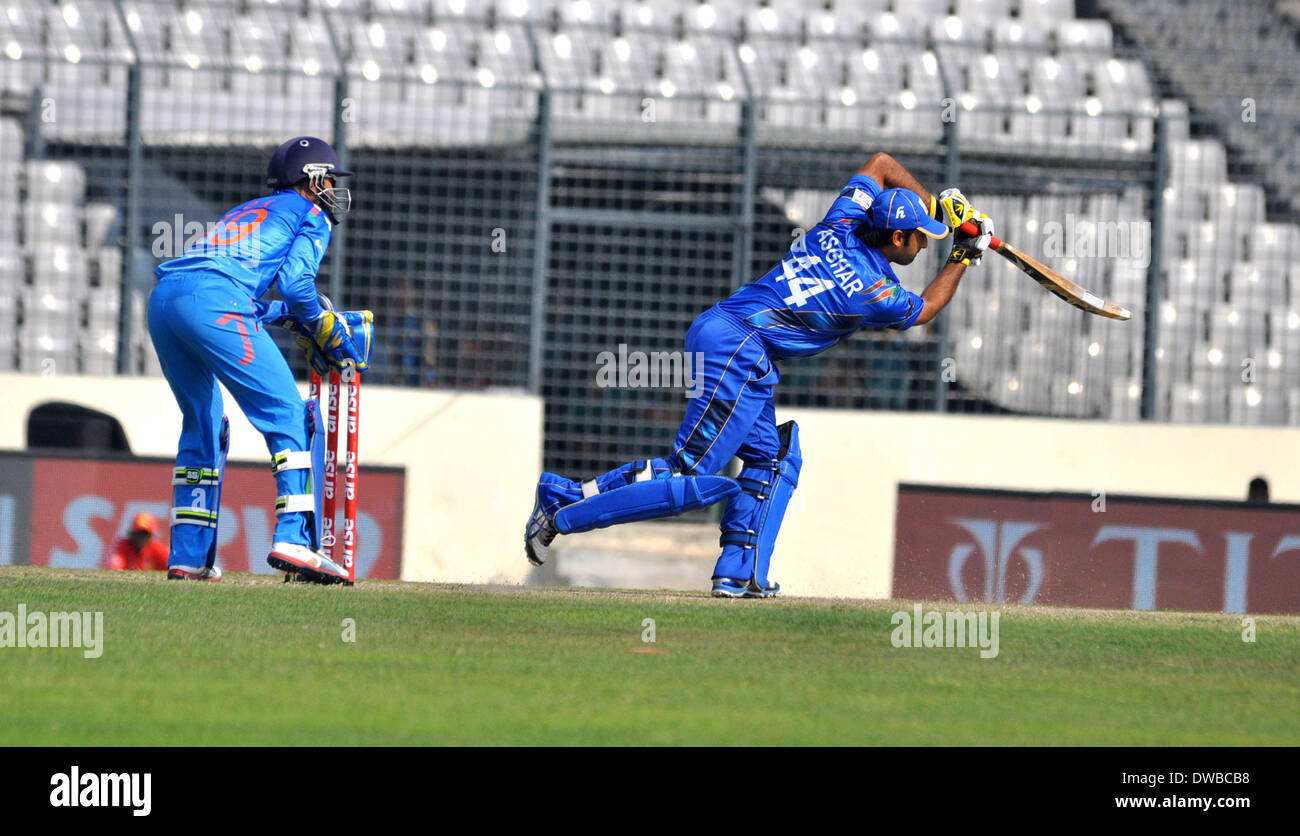 Dacca in Bangladesh. 5 Mar 2014. I giocatori di competere in Afghanistan durante l'Asia Cup one-day international cricket match contro l'India a Sher-e-Bangla Stadium a Dhaka, nel Bangladesh, 5 marzo 2014. Credito: Shariful Islam/Xinhua/Alamy Live News Foto Stock