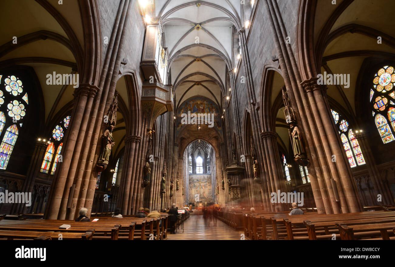 Freiburg, Germania. 5 Mar 2014. Una storica da dieci a dodici metri di grande arazzo quaresimale è sul display in apsis della navata centrale presso la cattedrale di Friburgo, Germania, 5 marzo 2014. Negli ultimi 400 anni il velo è stato messo sul display ogni mercoledì delle Ceneri fino al mercoledì della settimana santa. La tappezzeria è stato originariamente concepito e creato dal pittore francese Francois Arparel tra 1611 e 1612. Foto: Patrick Seeger/dpa/Alamy Live News Foto Stock
