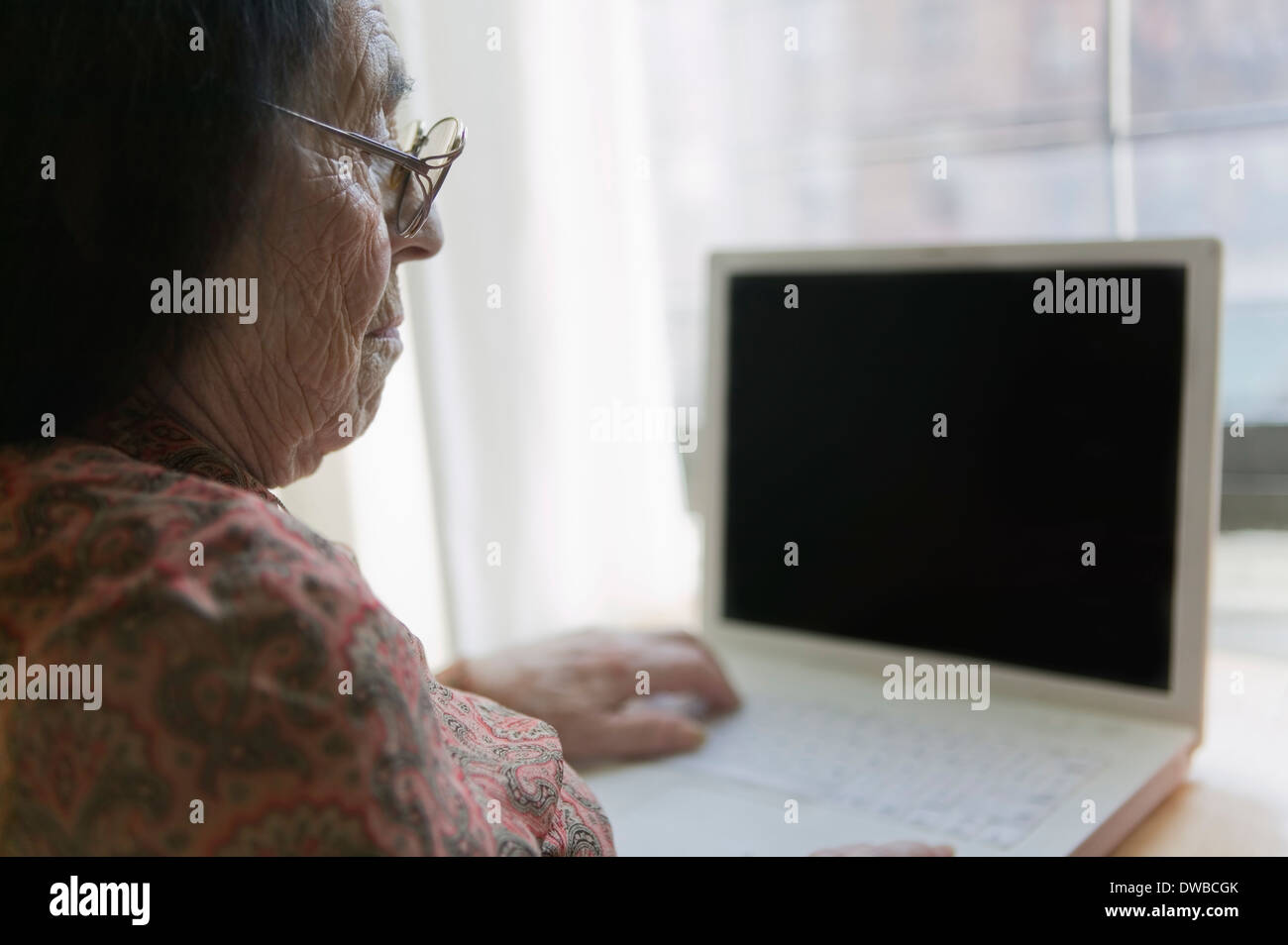 Senior donna utilizzando laptop Foto Stock