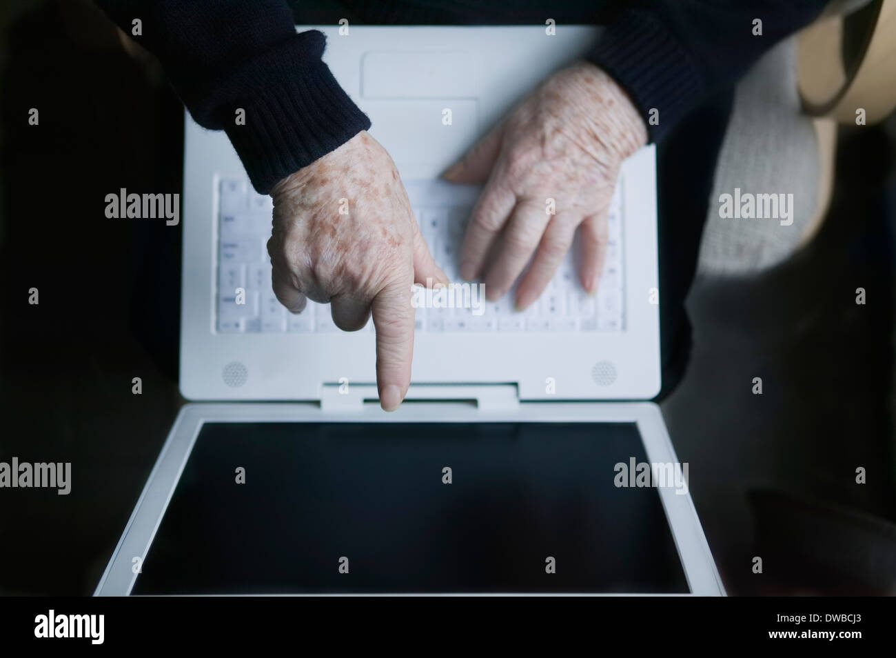 Senior donna rivolta verso lo schermo del notebook Foto Stock