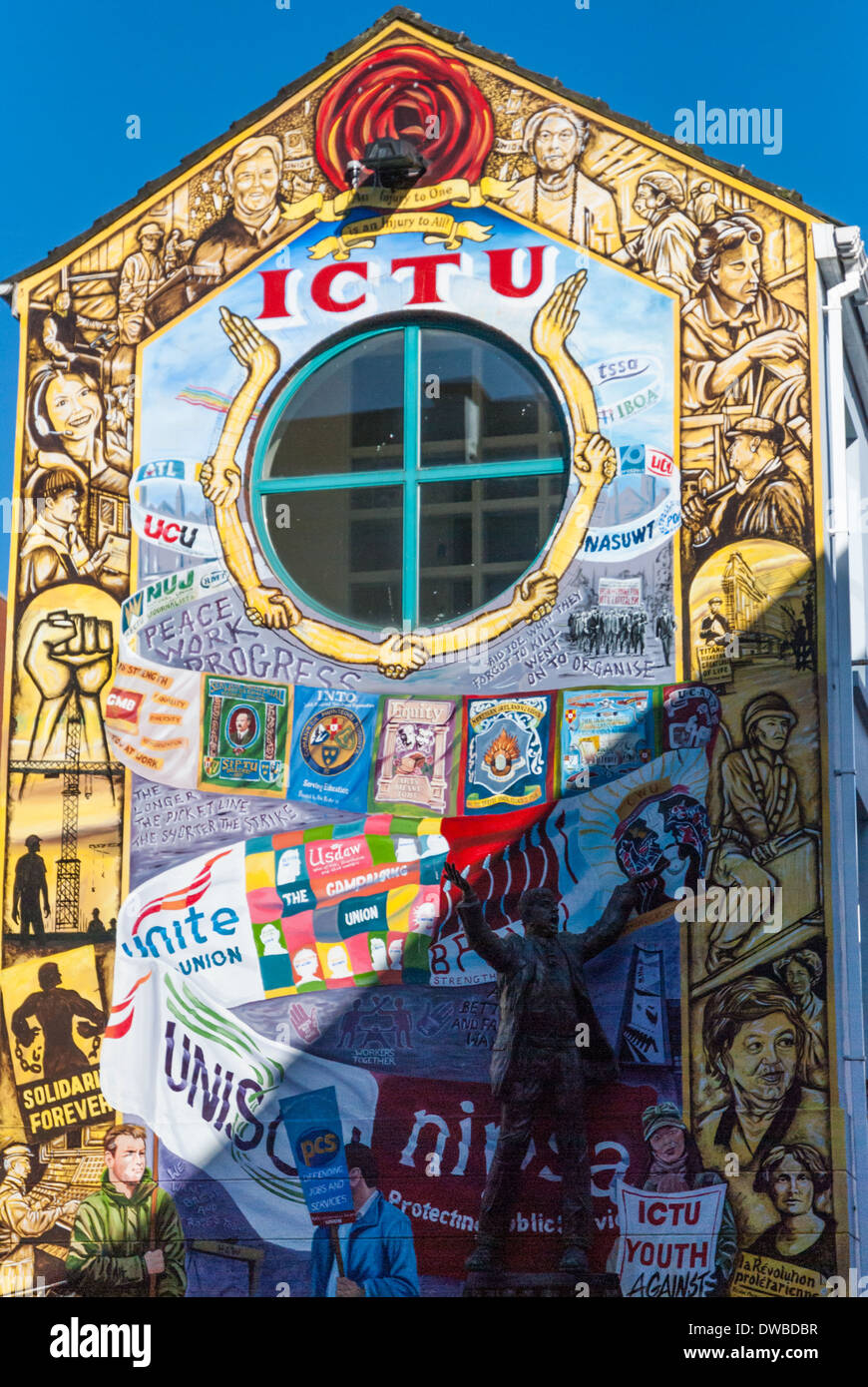 Congresso irlandese dei Sindacati statua e il murale in Belfast Foto Stock
