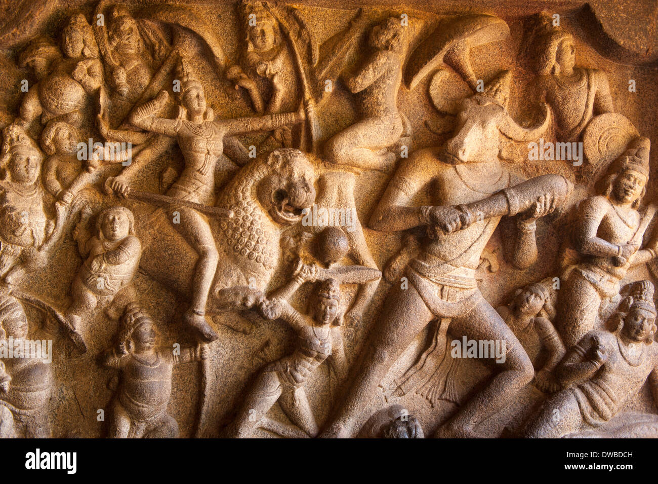 L' India , il Tamil Nadu , Mamallapuram , Mahishasuramardini Grotta tempio alla dea Durga bassorilievo rock carving dettaglio Foto Stock