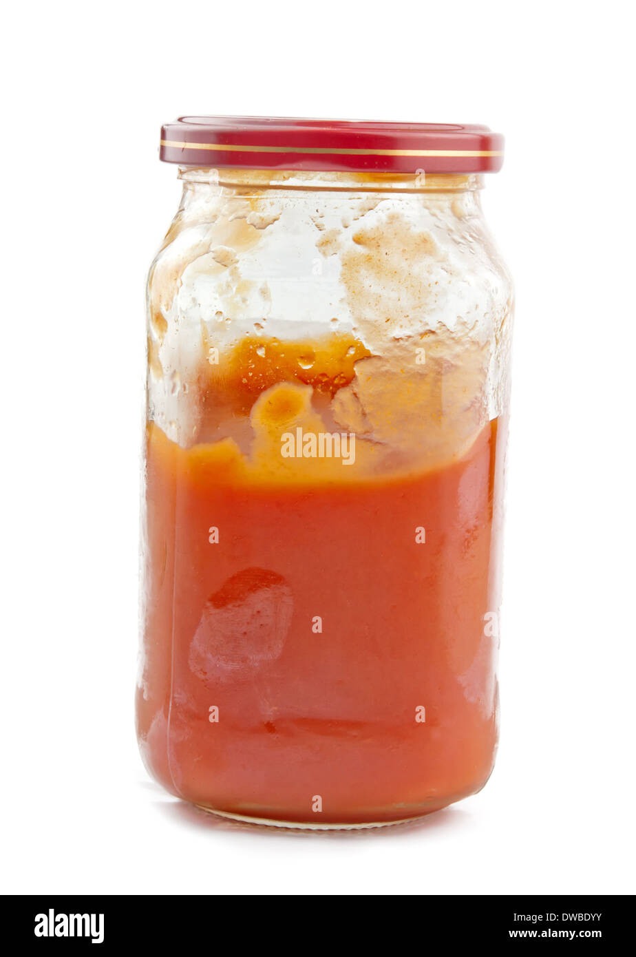 Vaso con pasta di pomodoro isolato su bianco Foto Stock