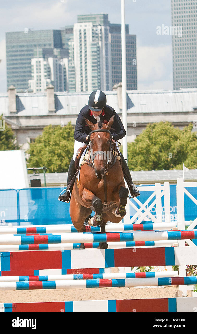 Competere nel Greenwich con Canary Wharf in background Foto Stock Competere nel Greenwich con Canary Wharf in background Foto Stock