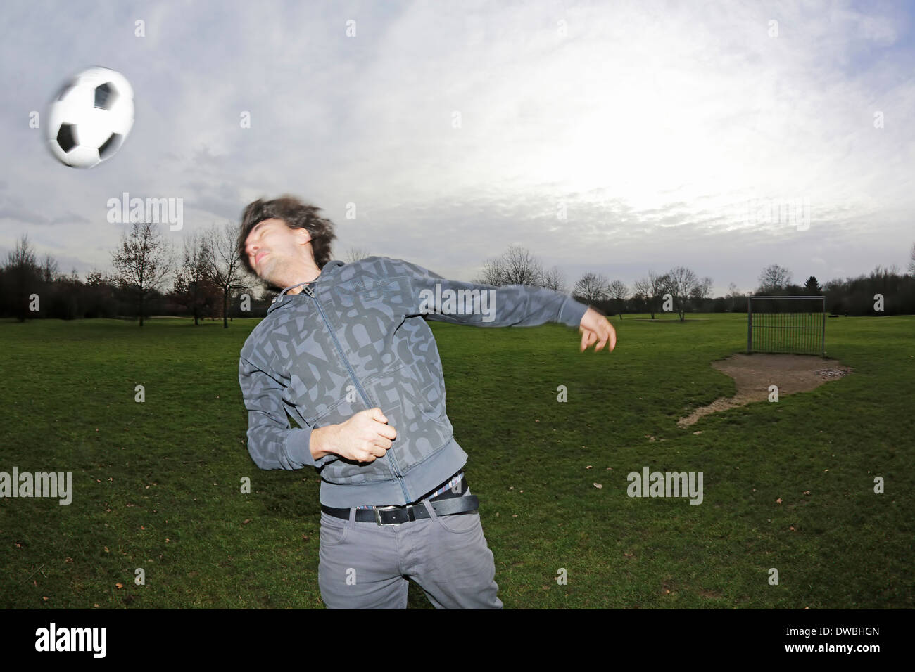 Giovane uomo voce un calcio Foto Stock