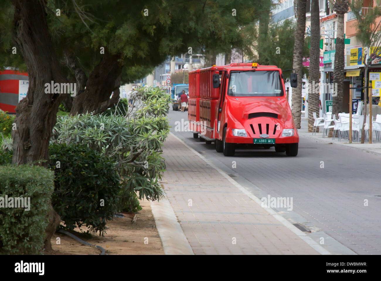 Rosso Mini-Train turistica on tour tra Can Pastilla e El Arenal, Maiorca, isole Baleari, Spagna, fuori stagione. Foto Stock