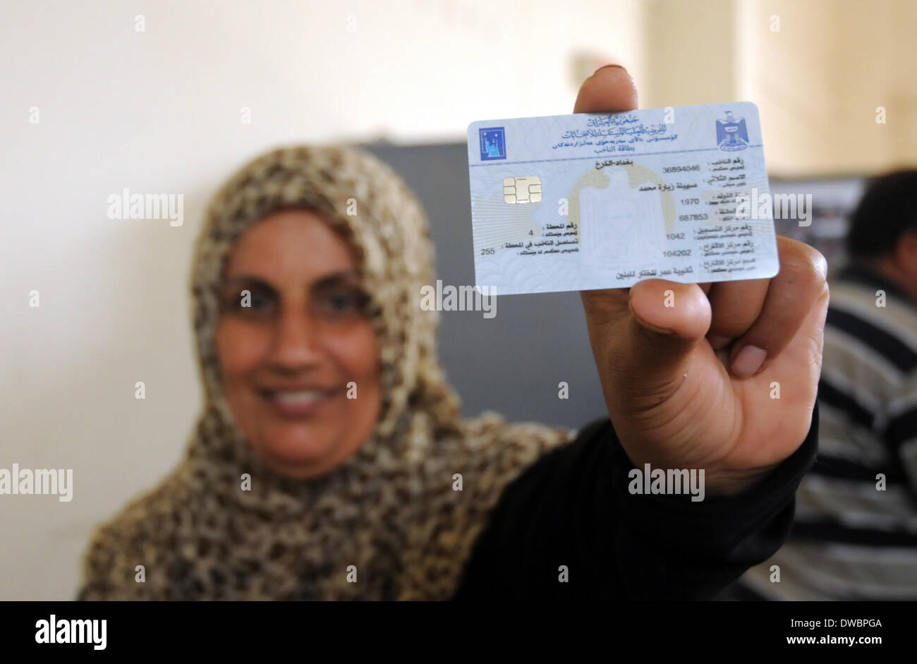 Baghdad in Iraq. 5 Mar 2014. Un elettorato mostra il suo elettore elettronico ID card a Baghdad, Iraq, 5 marzo 2014. La elezione irachena la Commissione distribuisce elettore elettronico di carte di identità a livello nazionale davanti alle elezioni parlamentari programmate del 30 aprile. Questo sarà il paese della prima elezione parlamentare fin dal 2011 il ritiro delle forze statunitensi. © Liang Youchang/Xinhua/Alamy Live News Foto Stock