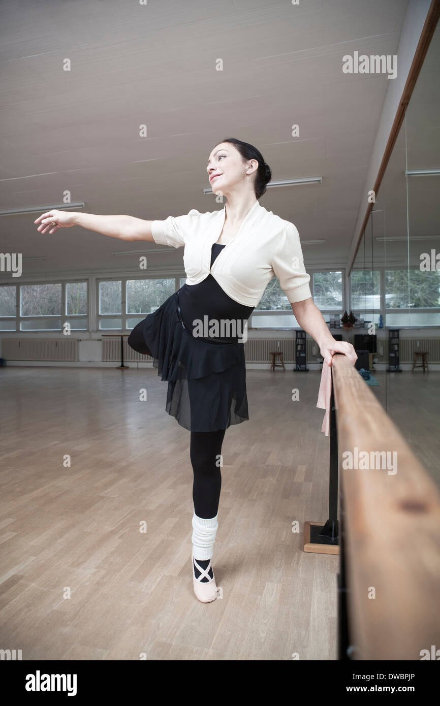 In Germania, in Baviera, femmina ballerina in una prova Foto Stock