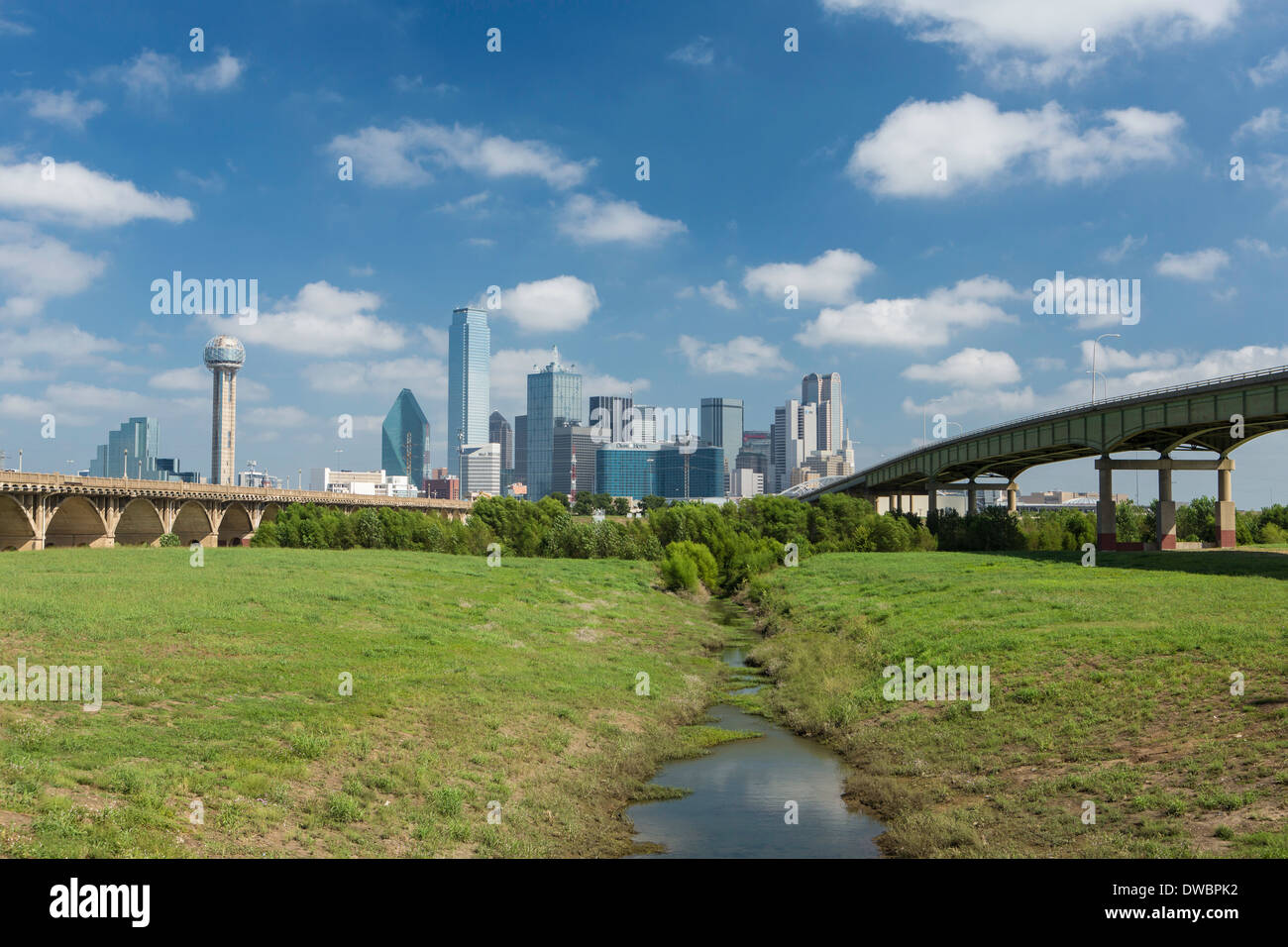 Dallas, Texas, Stati Uniti d'America, superstrada ponte sul fiume di Dallas floodplain e skyline del centro Foto Stock