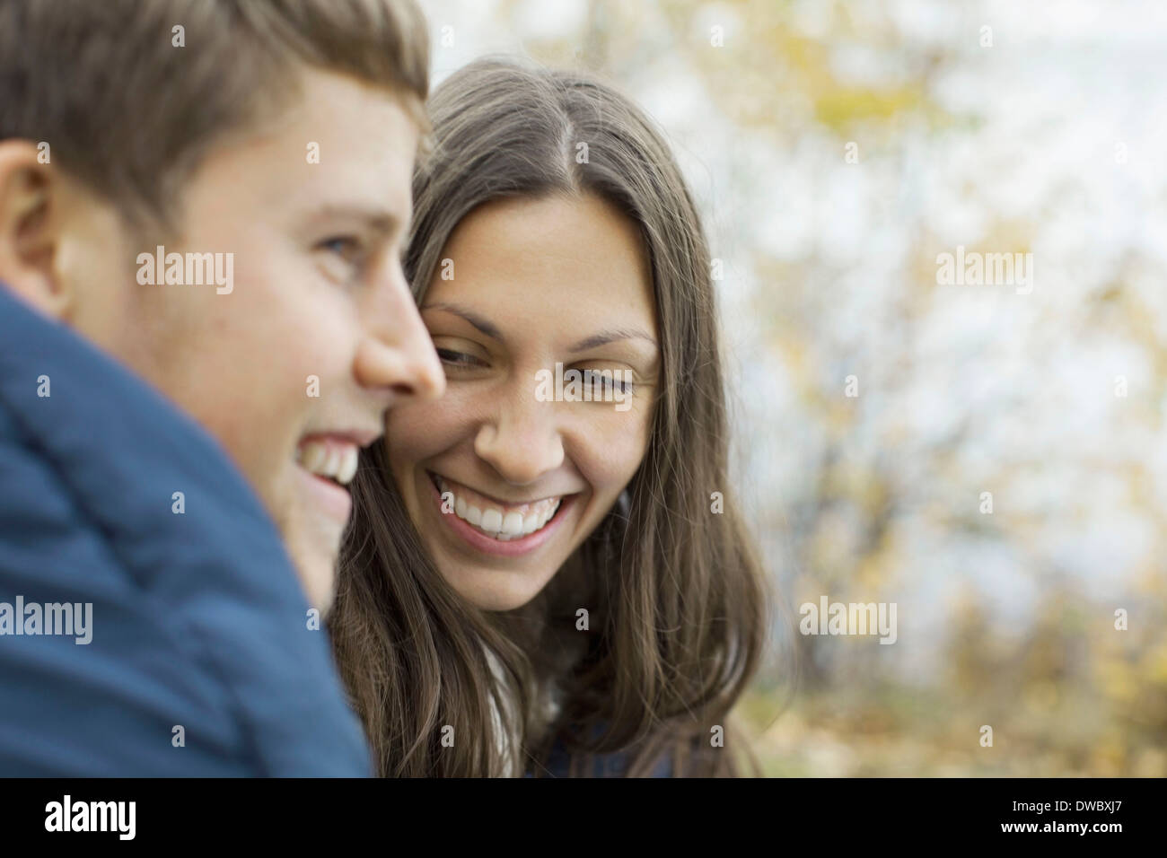 Felice coppia giovane camping in foresta Foto Stock