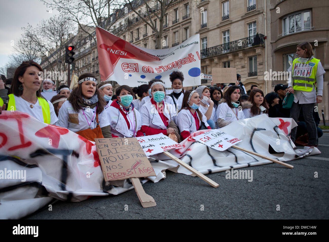 Parigi, Francia. 4 Mar 2014. Manifestazione a Parigi il 4 marzo 2014 di infermieri per il ritorno di stage durante il corso di formazione. Una delegazione è stata ricevuta presso il Ministero mentre gli infermieri hanno continuato a protestare. Credito: Michael Bunel/NurPhoto/ZUMAPRESS.com/Alamy Live News Foto Stock