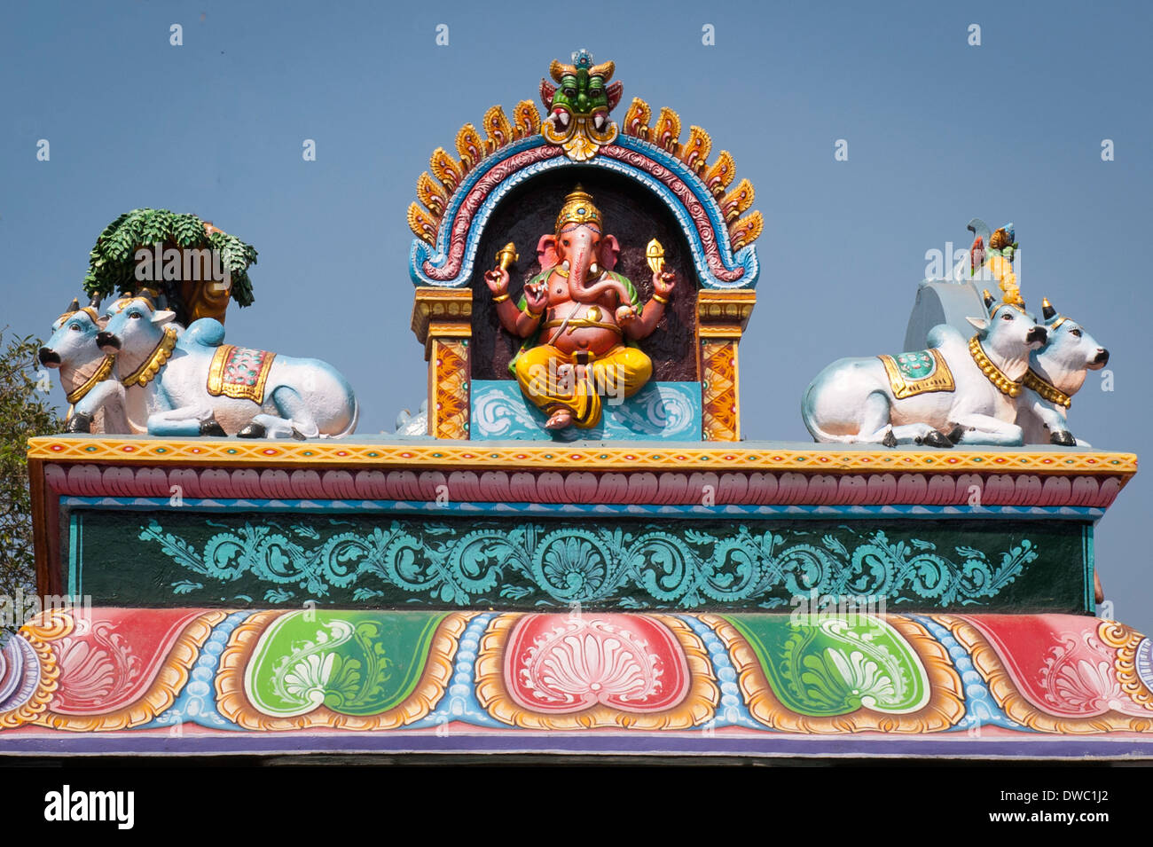 India Tamil Nadu Kanchipuram vi secolo Sri Ekambareswarar indù tempio di Shiva dettaglio del tetto dorato golden Ganesh Ganesha elephant vacche figure figura Foto Stock