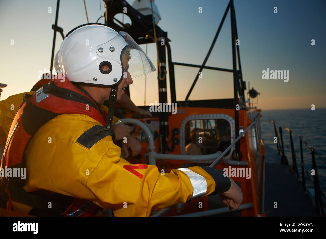 Scialuppa di salvataggio della formazione degli equipaggi sulla scialuppa di salvataggio in mare Foto Stock