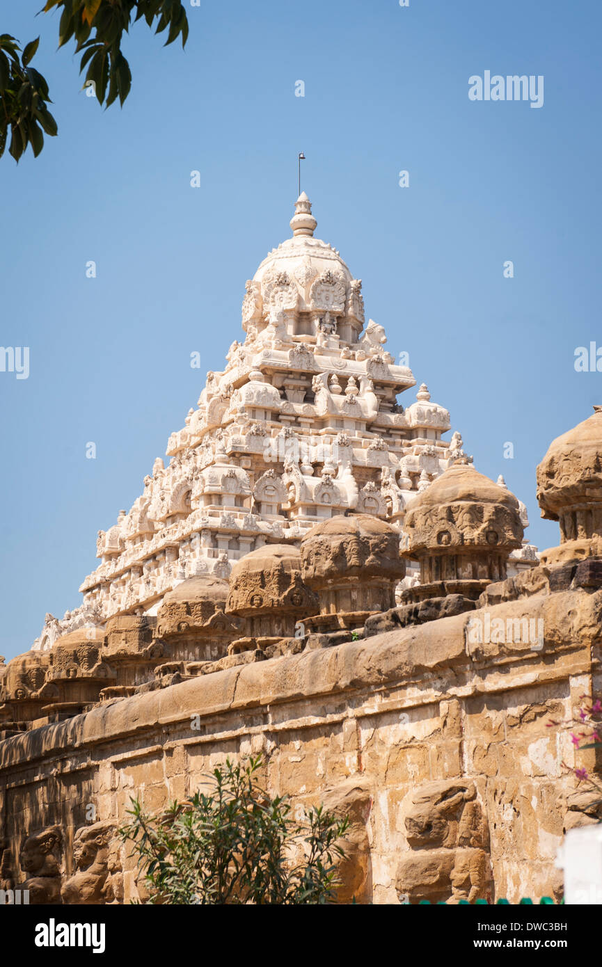 India del Sud , il Tamil Nadu , Kanchipuram , 6 del sesto secolo Sri Kanchi Kailasanthar indù tempio di Shiva shikara torre bassorilievo Foto Stock