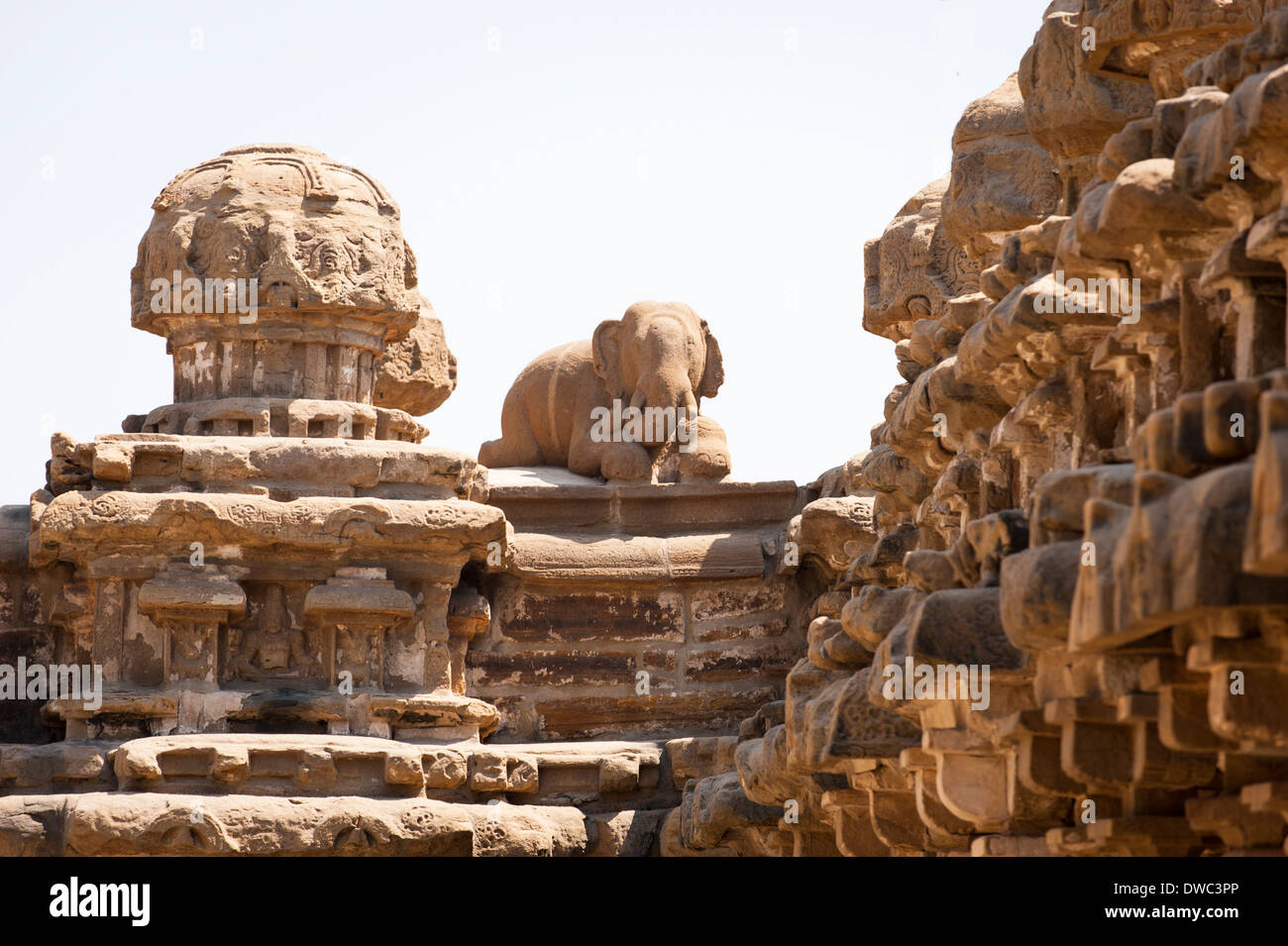 India del sud Tamil Nadu Kanchipuram vi secolo Kanchi Sri Kailasanthar indù tempio di Shiva shikara torre bassorilievo figure scolpite elephant etc Foto Stock