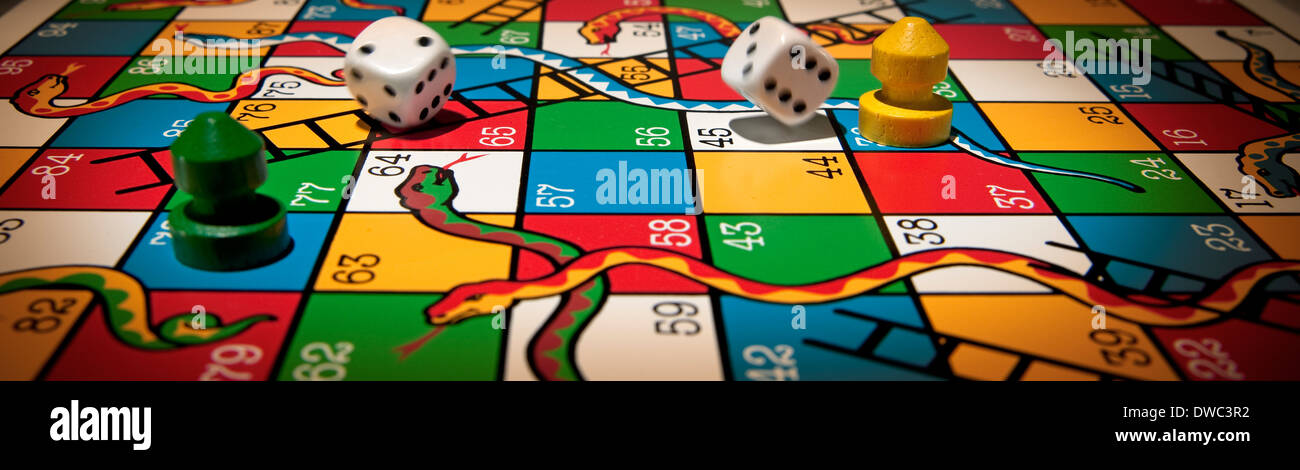 Toyland® Juego de Serpientes y escaleras de 9 Piezas con Tablero
