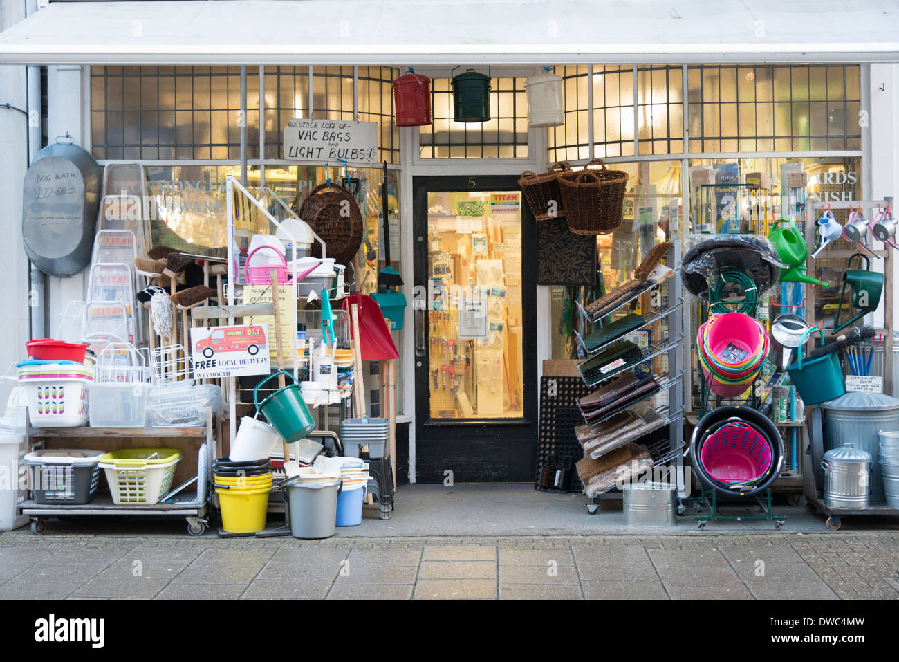 Un tradizionale britannica hardware shop o negozio in Dorchester town center Dorset Regno Unito con un display o la ferramenta al di fuori Foto Stock