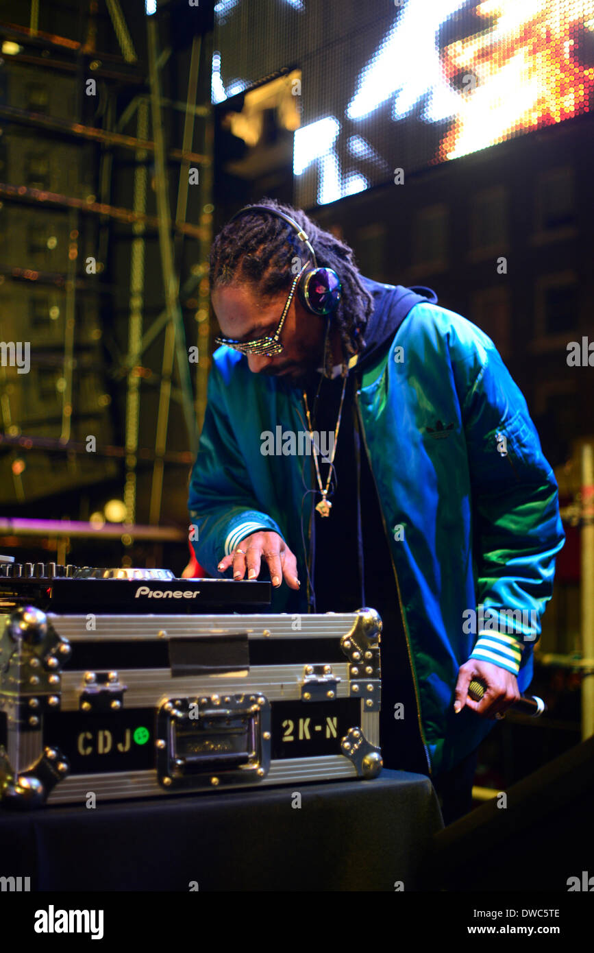 San Diego, California, Stati Uniti d'America. Il 4° marzo 2014. Snoop Doggy Dogg (aka Snoop Lion, DJ Snoopadelic) esegue a San Diego Downtown Gaslamp Mardi Gras celebrazione su Marzo 4 Credito: Craig M. Eisenberg/Alamy Live News Foto Stock