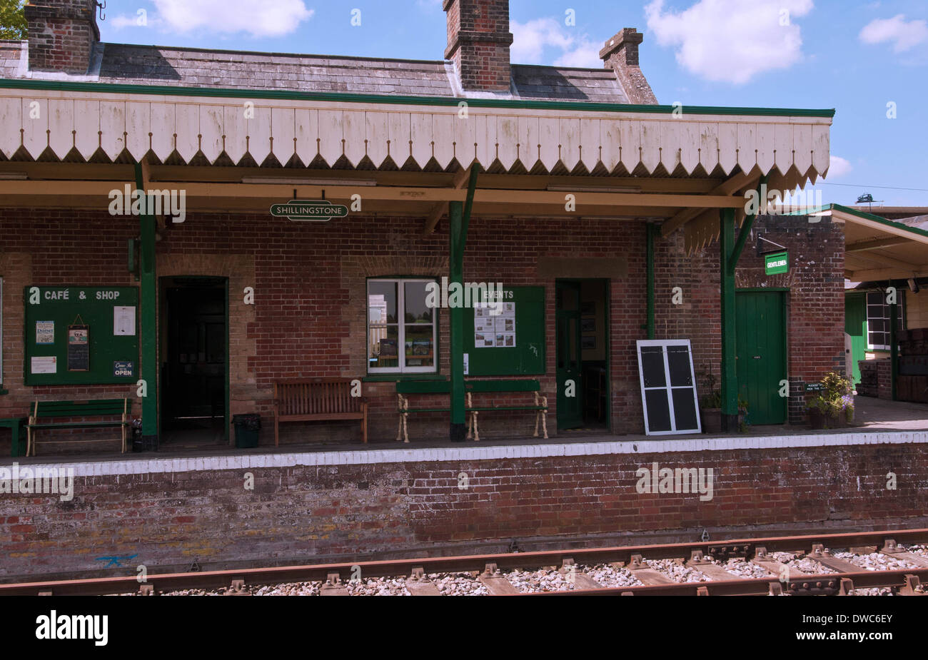 Stazione di Shillingstone nel Dorset è sottoposto a un grande progetto di rinnovamento da hard working team di volontari entusiasti Foto Stock