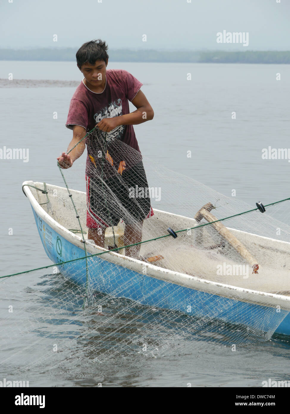 El Salvador i pescatori operanti nei pressi di El Trionfo, Isla El Espiritu Santo Foto Stock