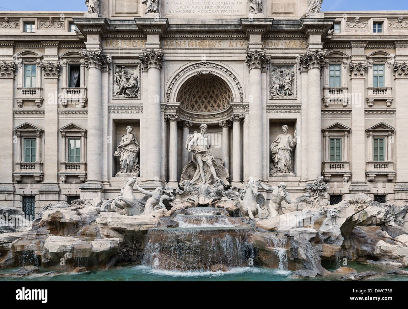 I turisti si riuniscono per ammirare la Fontana di Trevi, Roma, Italia Foto Stock