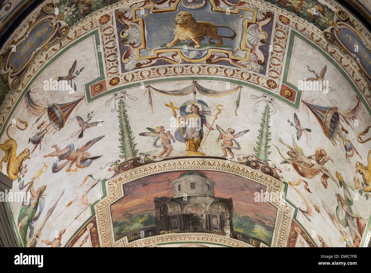 Soffitto dipinto situato appena al di fuori della Cappella Sistina, il Museo del Vaticano, Roma, Italia Foto Stock
