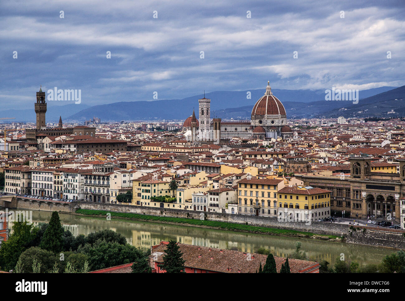 Vista sulla città e la Cattedrale di Santa Maria del Fiore, Firenze, Italia Foto Stock