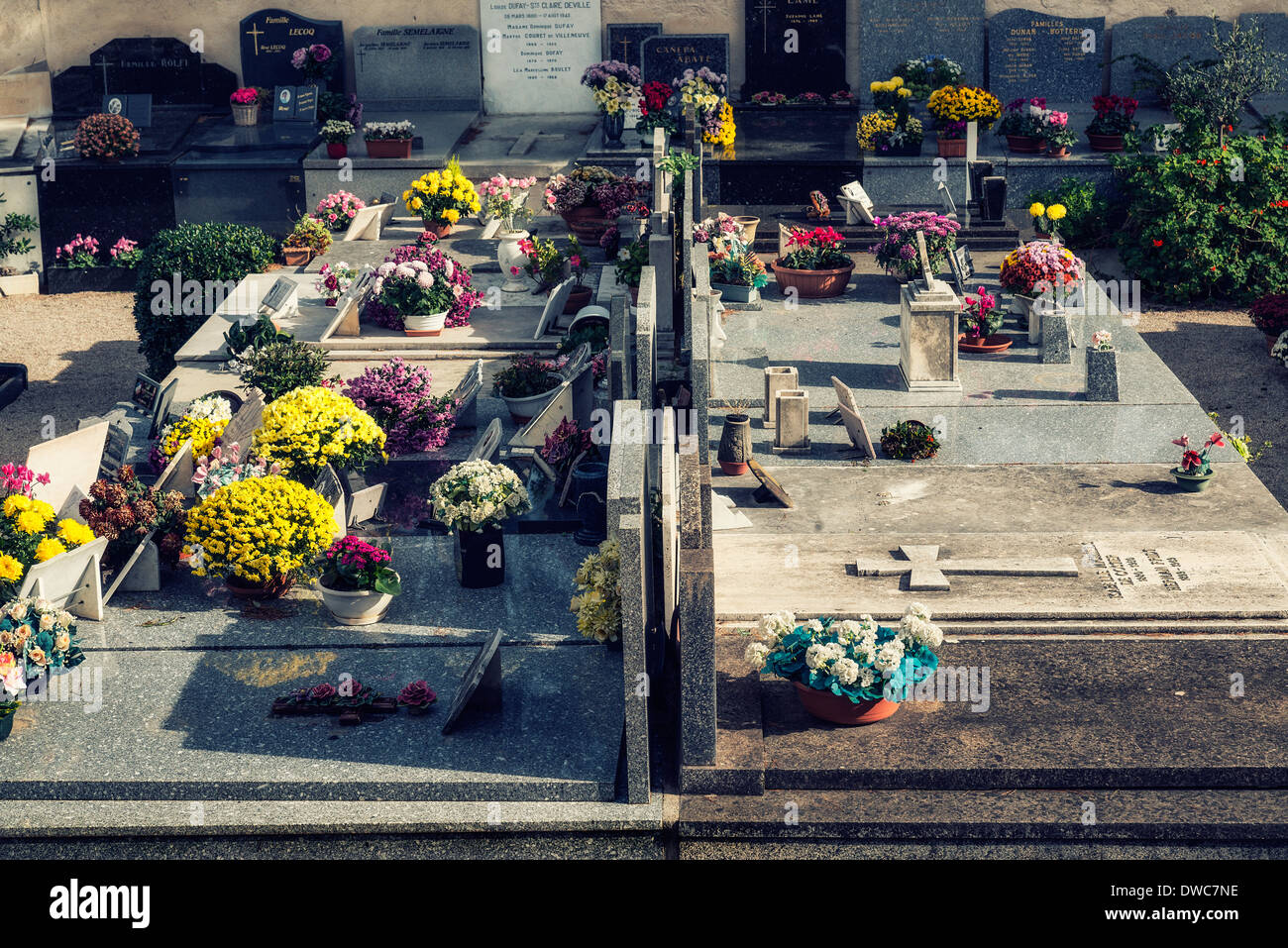 Fiori freschi adornano la sepoltura volte del cimitero del villaggio, Saint-Jean-Cap-Ferrat, Francia Foto Stock